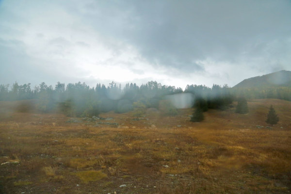 新疆下大雨最新，一场秋雨一场寒，天山南北景色新